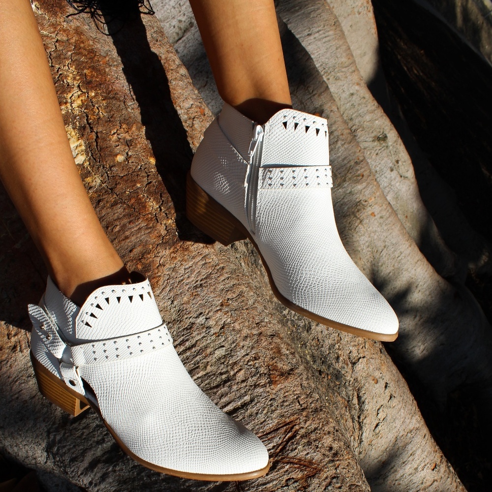 🆕//Coachella Collection// White western Bootie